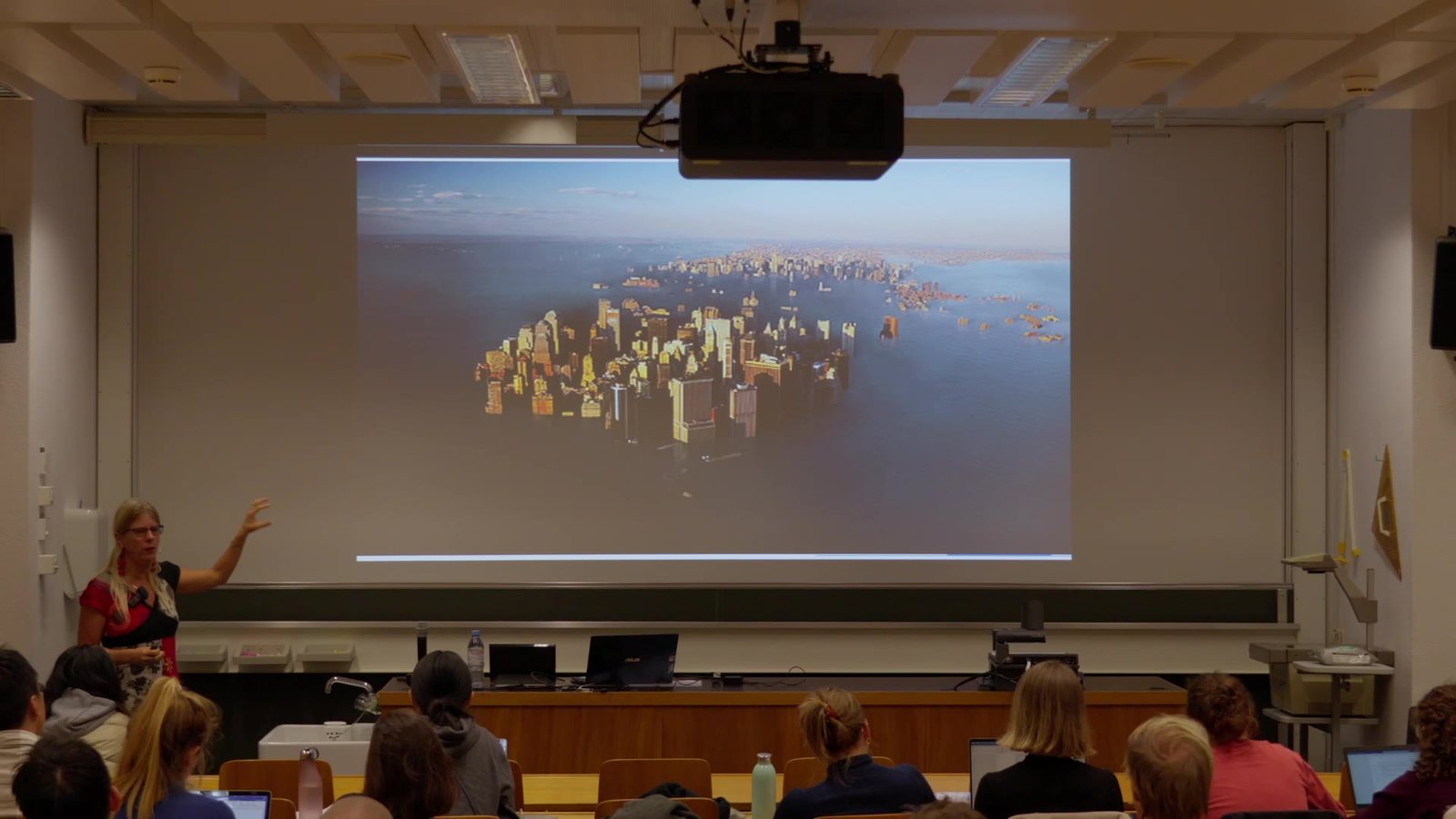 Prof. Diana Ürge-Vorsatz delivering a guest lecture in the Urban Physics course at ETH Zürich